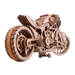 La moto vue de trois quarts arrière : pneu large et transmission à engrenages