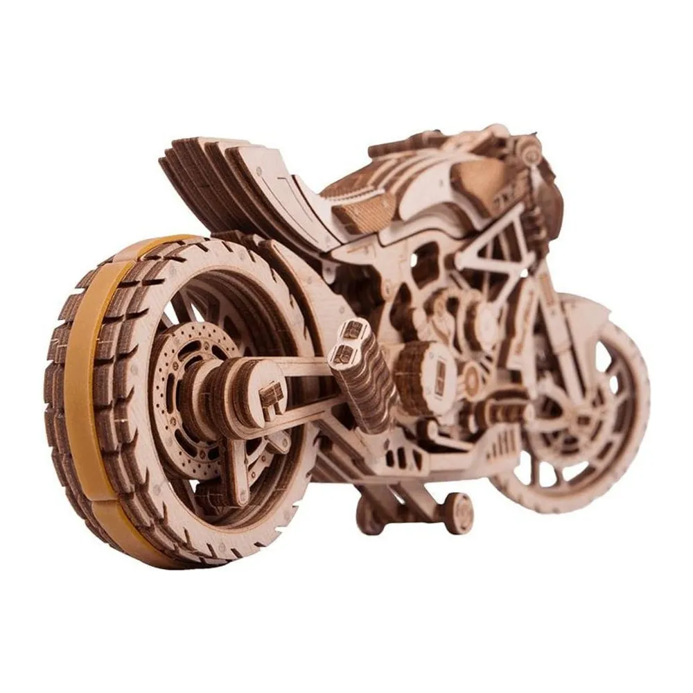 La moto vue de trois quarts arrière : pneu large et transmission à engrenages
