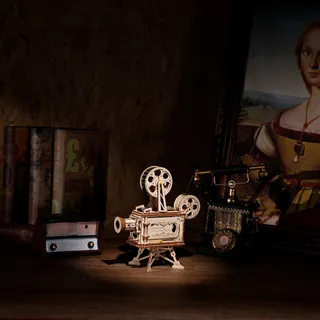 Le projecteur dans une pièce sombre, faisceau allumé, devant une bibliothèque