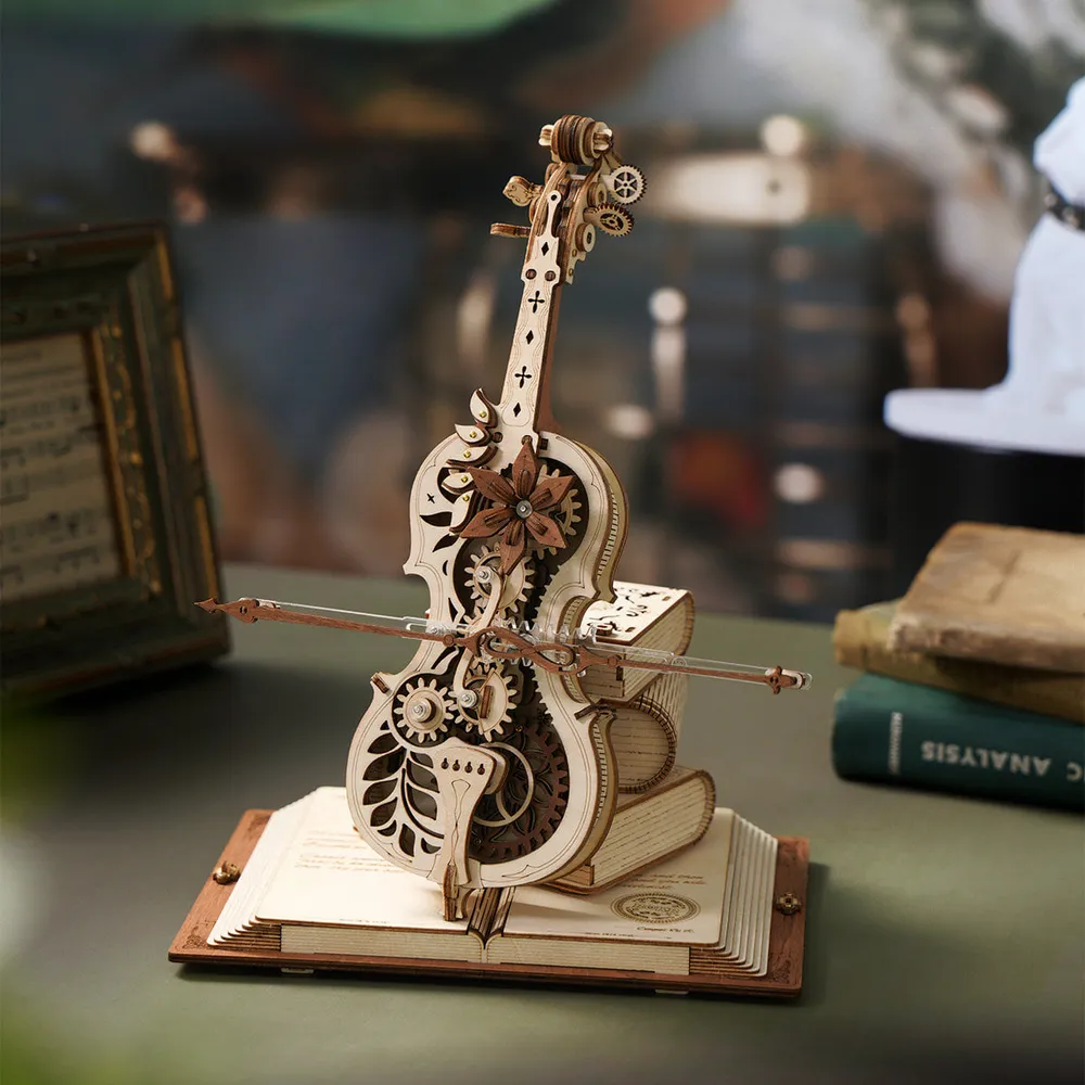 Violoncelle de bois sur une table, partition encadrée et vieux livres en arrière-plan