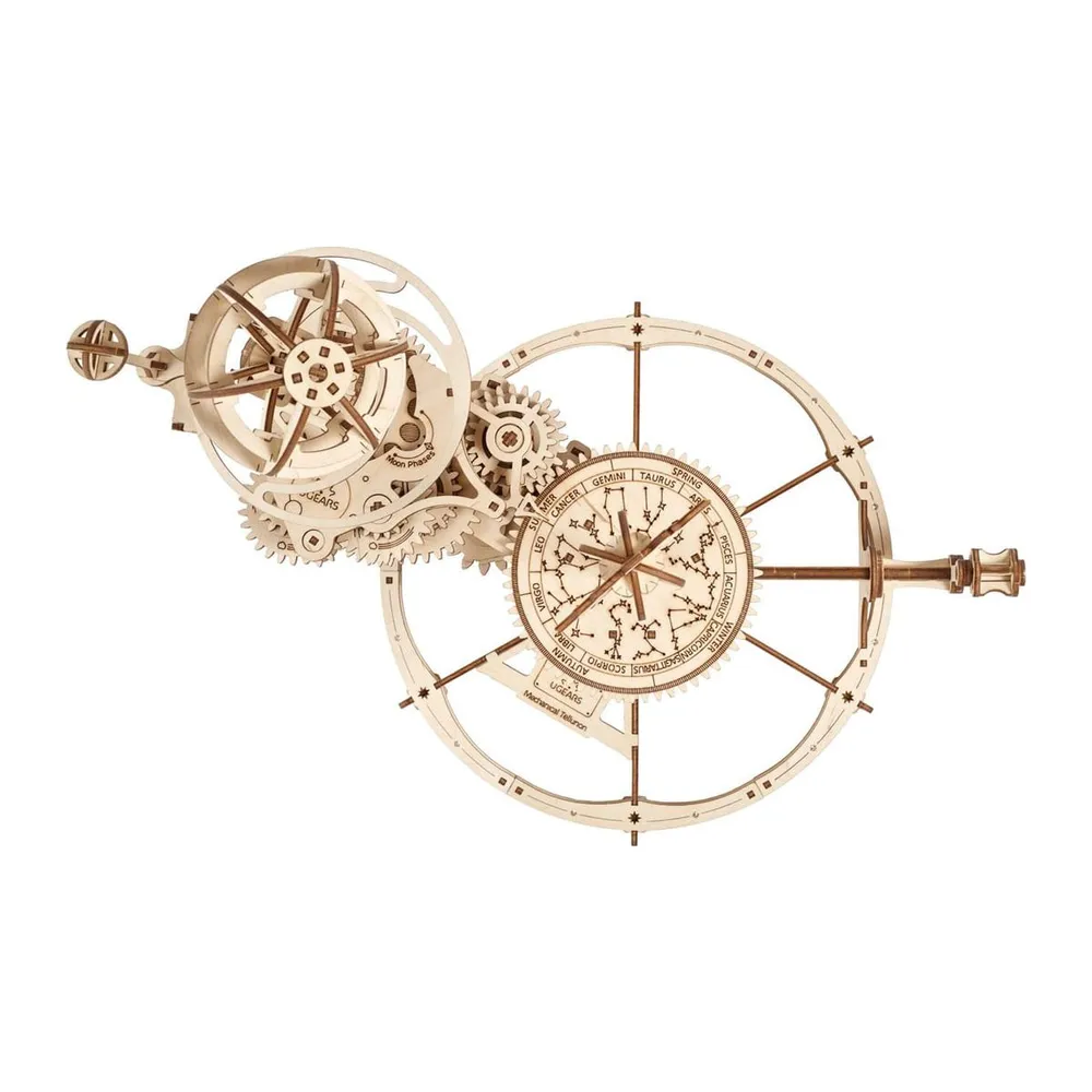 Vue de dessus du disque gravé des constellations, globe ajouré et roues dentées en bois