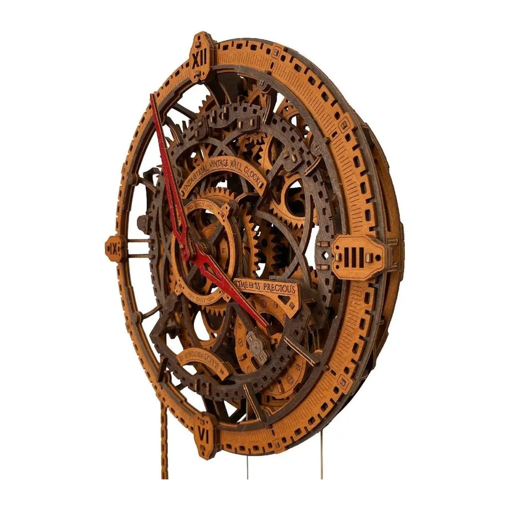 L’horloge vue de biais : épaisseur du cadran et engrenages superposés
