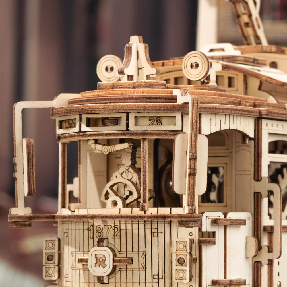 Cabine du conducteur avec sa figurine au volant et les gravures de la carrosserie