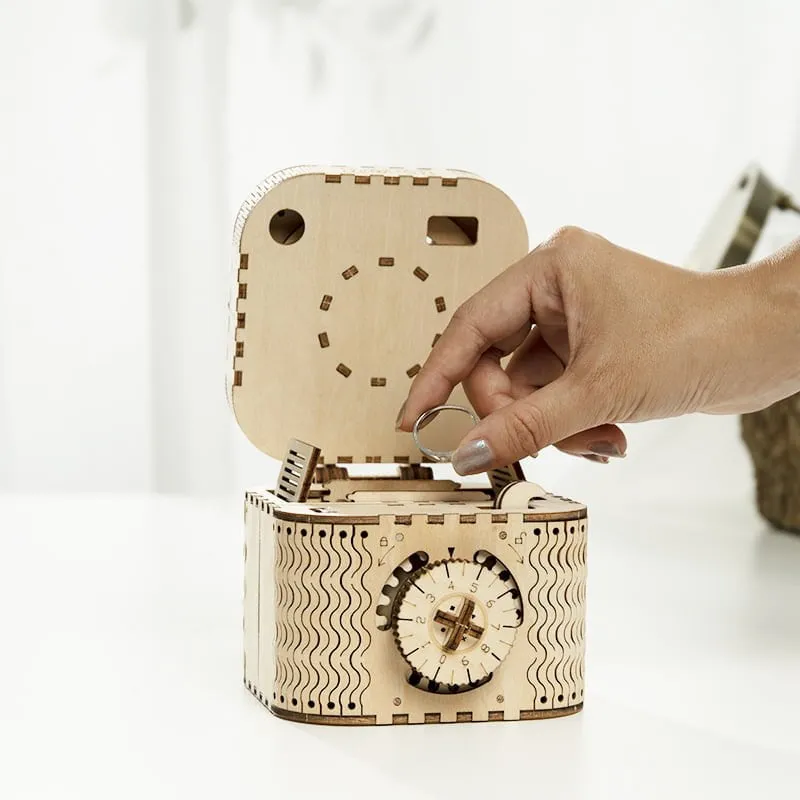 Une main soulève le couvercle de la boîte pour dévoiler le compartiment intérieur