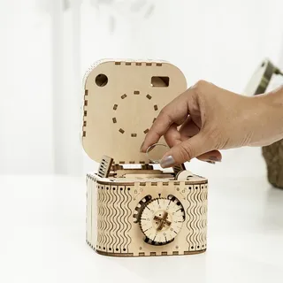 Une main soulève le couvercle de la boîte pour dévoiler le compartiment intérieur