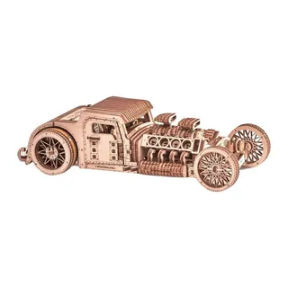 Profil du hot rod en bois : cabine basse, long capot ouvert sur le moteur, roues à rayons