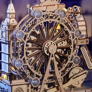 Gros plan sur la grande roue du London Eye éclairée, à côté de Big Ben