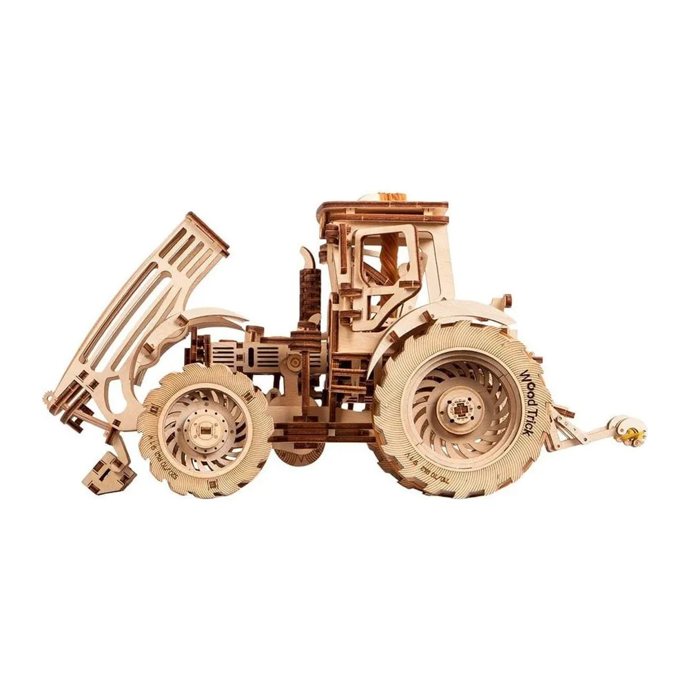 Le tracteur capot relevé, laissant voir le moteur en bois