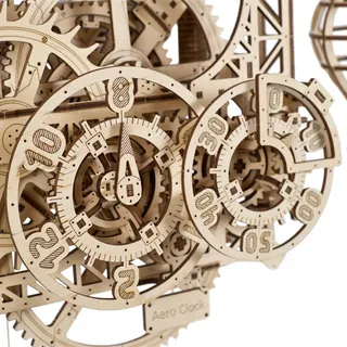 Gros plan sur deux cadrans gravés et l'aiguille d'un mécanisme d'horlogerie en bois