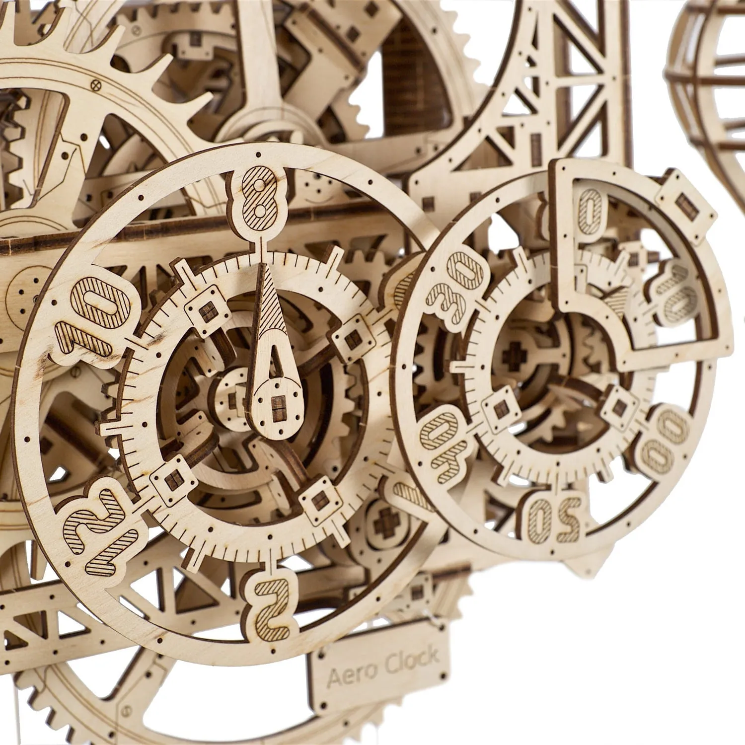 Gros plan sur deux cadrans gravés et l'aiguille d'un mécanisme d'horlogerie en bois