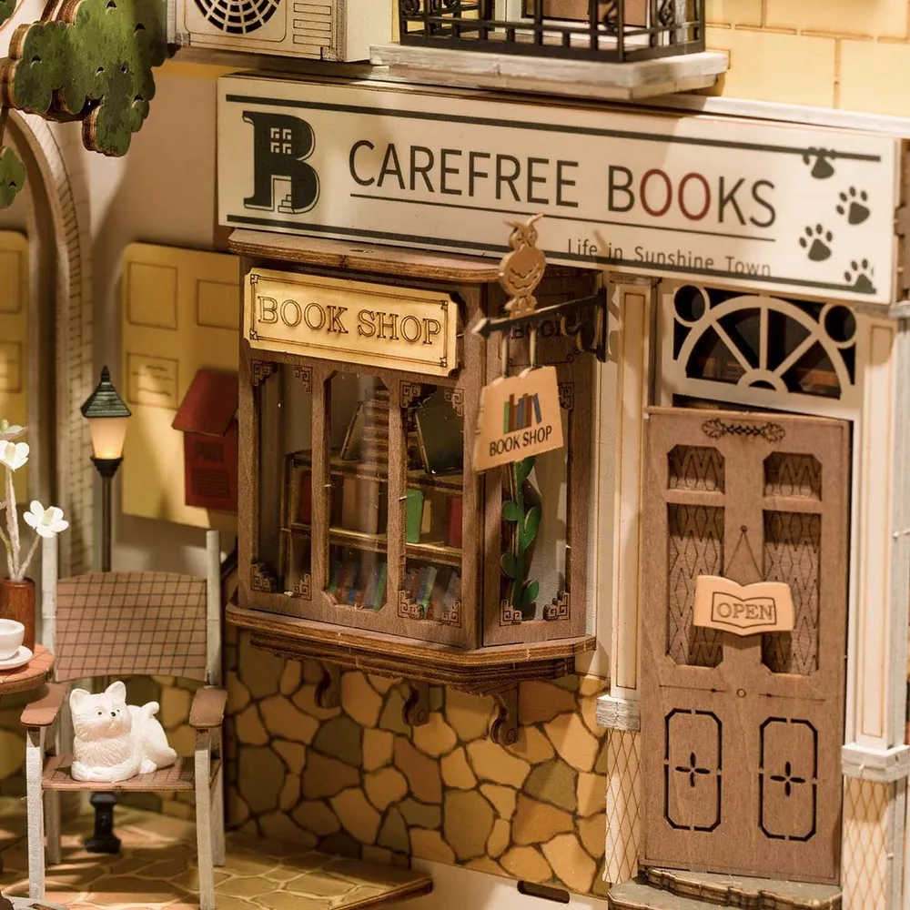 Détail de la librairie Carefree Books, de sa vitrine et d’un chat blanc