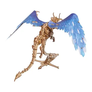 Le dragon vu de face, ailes ouvertes, dressé sur son socle en bois