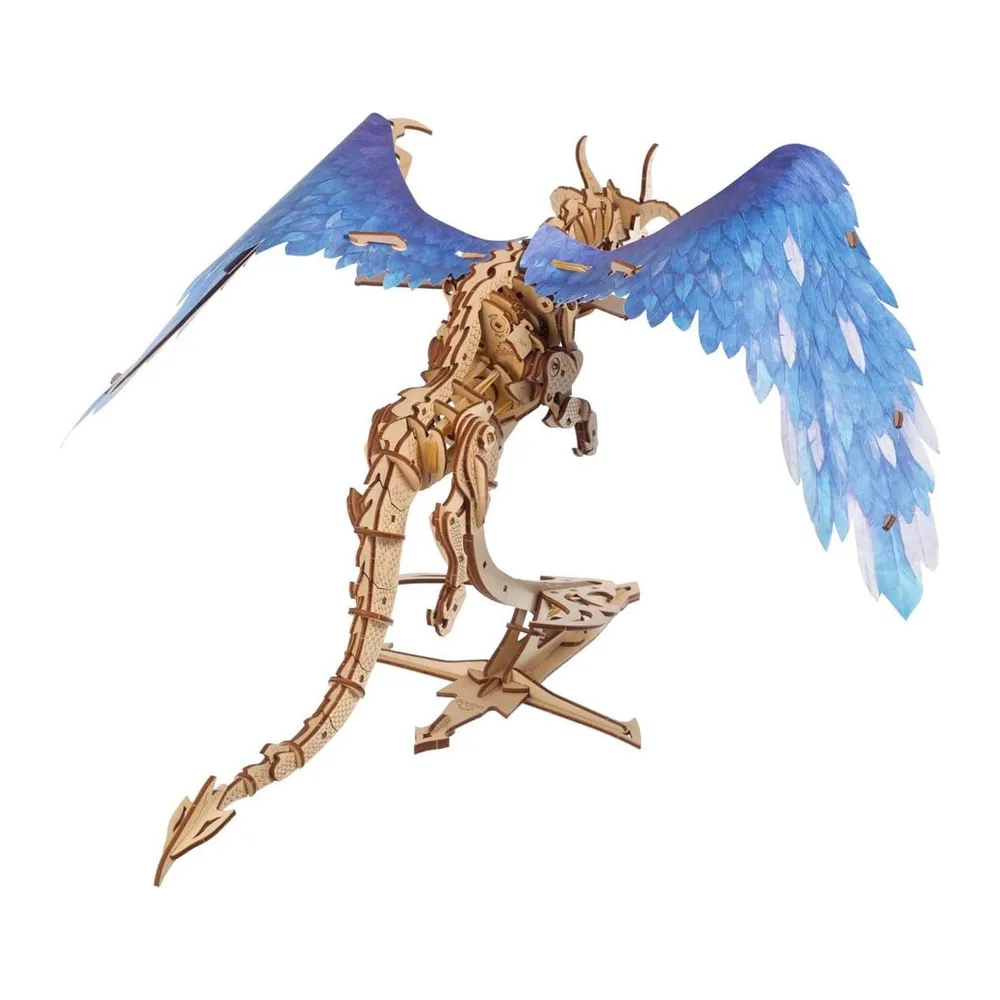 Le dragon vu de face, ailes ouvertes, dressé sur son socle en bois