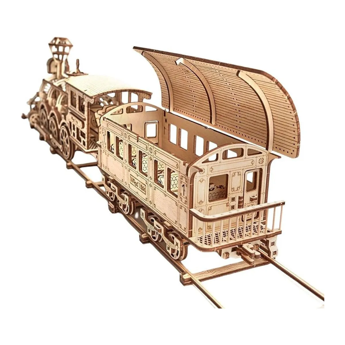 Le wagon de voyageurs toit soulevé, derrière la locomotive, sur sa portion de voie
