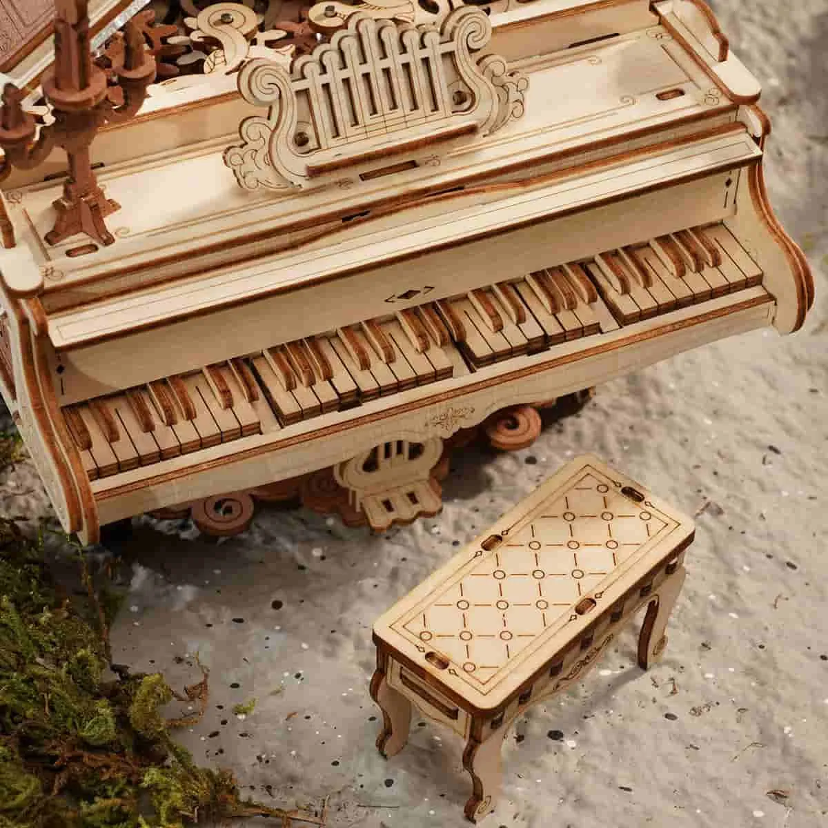 Clavier miniature aux touches de bois et tabouret gravé posé sur le sable