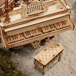 Clavier miniature aux touches de bois et tabouret gravé posé sur le sable