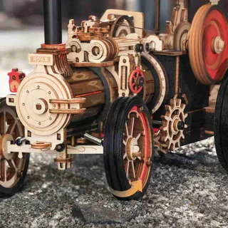 L'avant de la machine : chaudière, volant d'inertie et grande roue avant sur le gravier