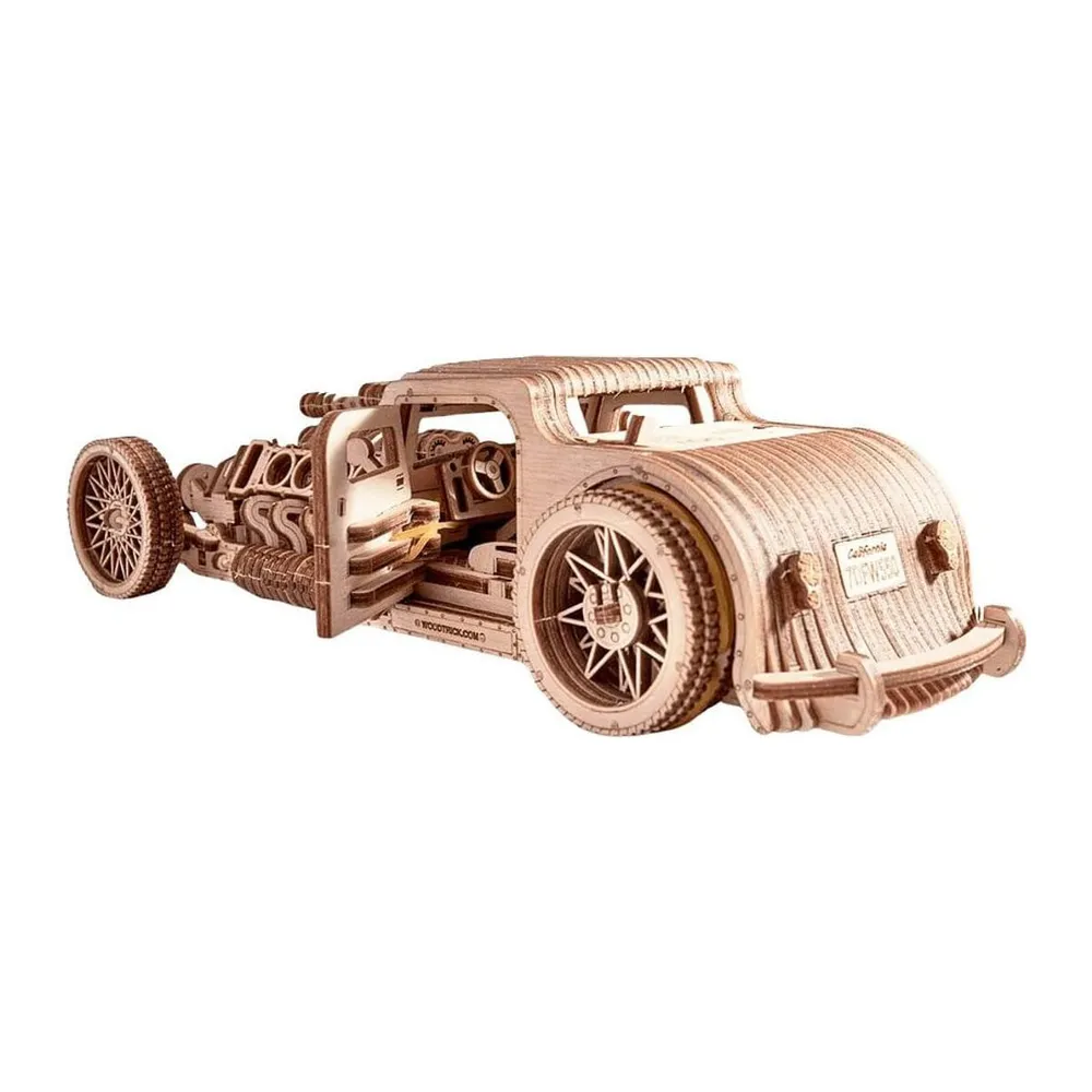Arrière du hot rod : caisse arrondie, roue arrière pleine et habitacle visible