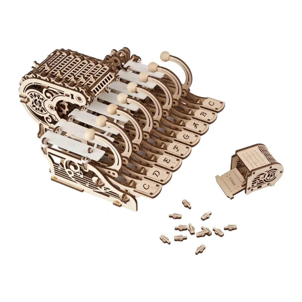 Le célesta vu de côté avec le module de manivelle et les broches de programmation posés à côté