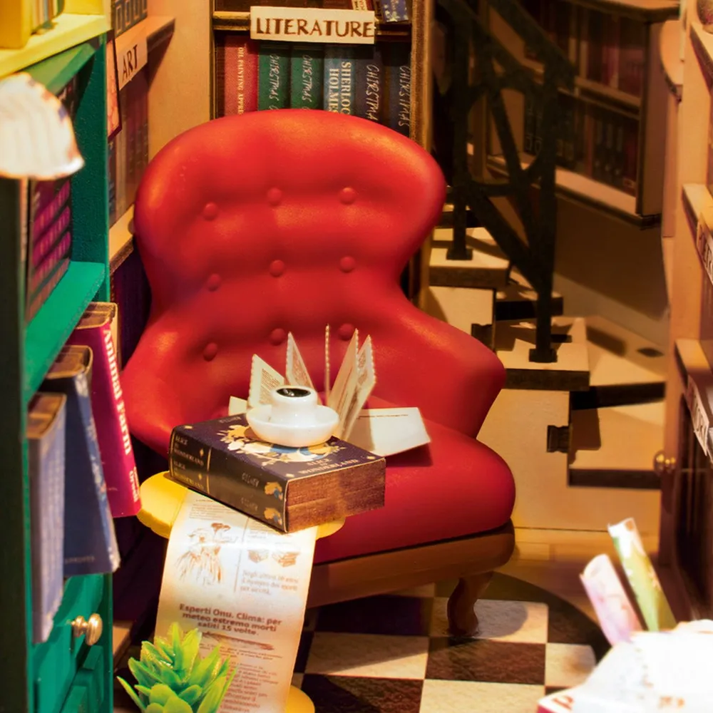 Gros plan sur le fauteuil de velours rouge, la pile de livres et la tasse