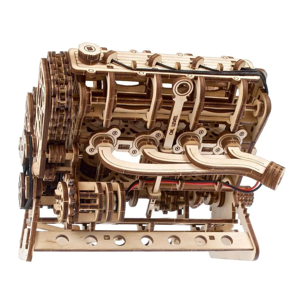 Moteur V8 en bois de profil, collecteurs d'échappement et arbre à cames dégagés