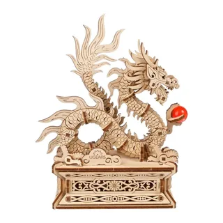 Le dragon de bois vu de l’autre côté : corps enroulé, crinière en flammes et socle décoré