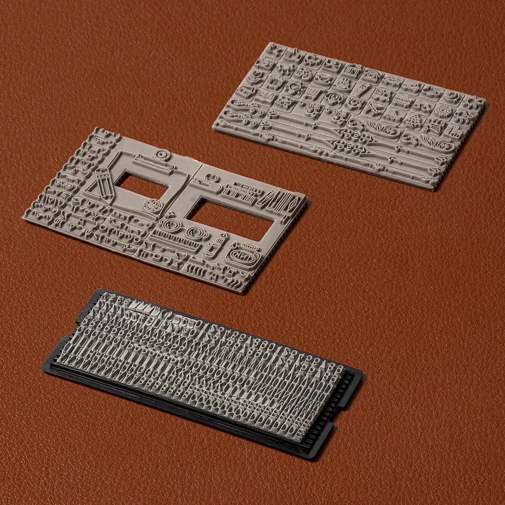 Plaques de caractères mobiles en caoutchouc posées sur un fond brun