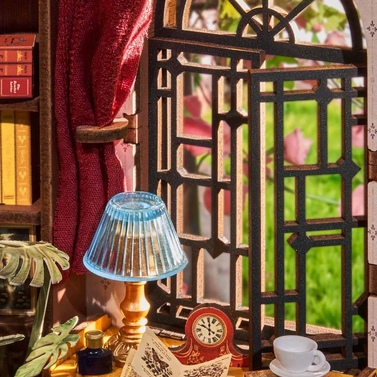 Détail de la fenêtre à la française, de la lampe bleue et de la petite horloge