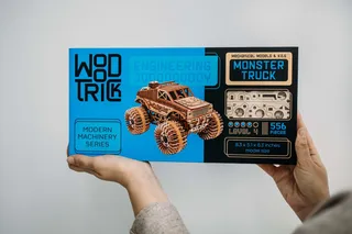La boîte bleue du kit Monster Truck, niveau 4 et 556 pièces, tenue à deux mains