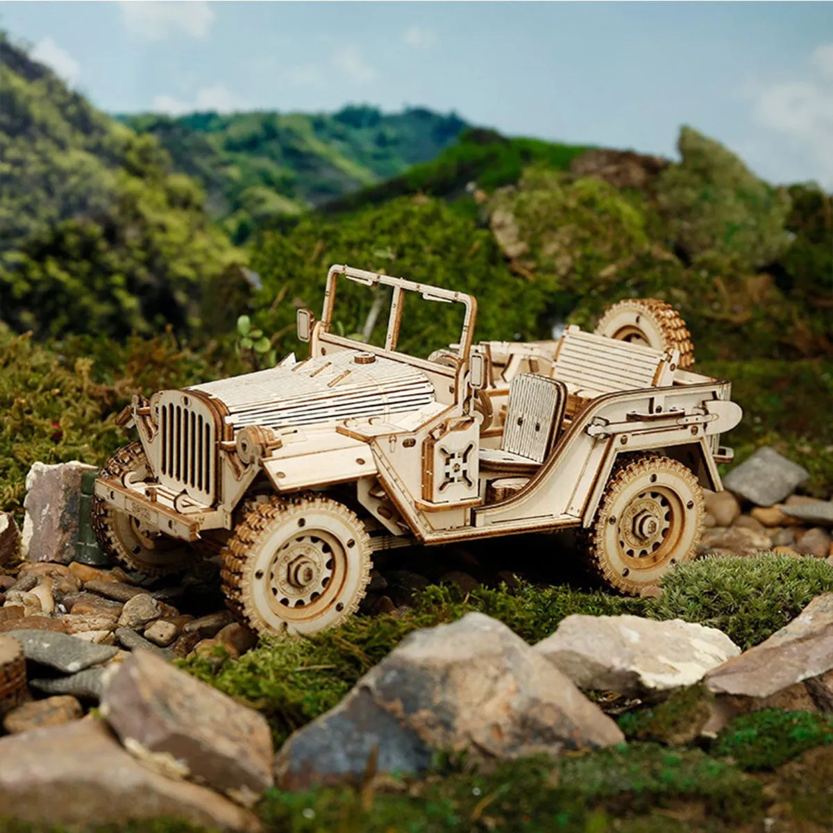 La jeep en bois de trois quarts sur un terrain rocailleux, pneus crantés au premier plan