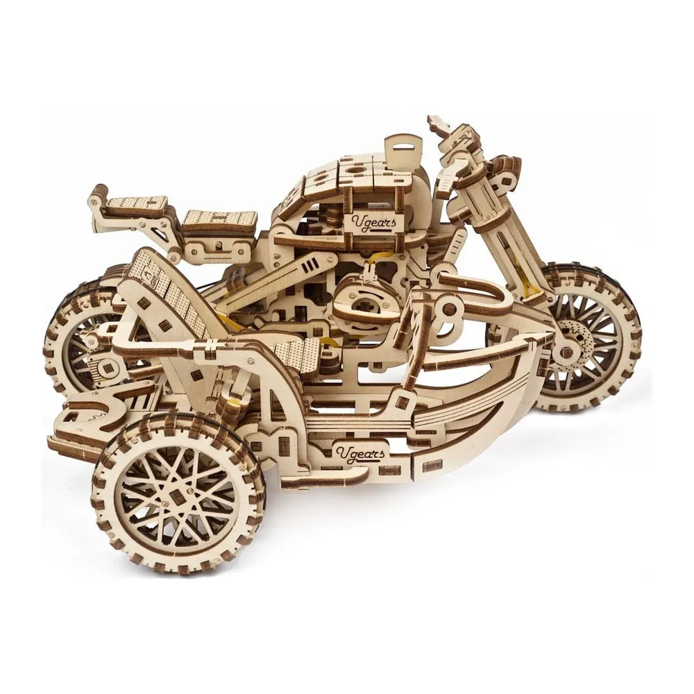 Vue de trois quarts arrière de la moto et de son side-car en bois