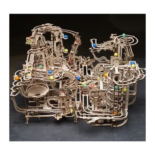 Les quatre circuits à billes de la gamme Ugears reliés en un seul parcours, sur fond sombre
