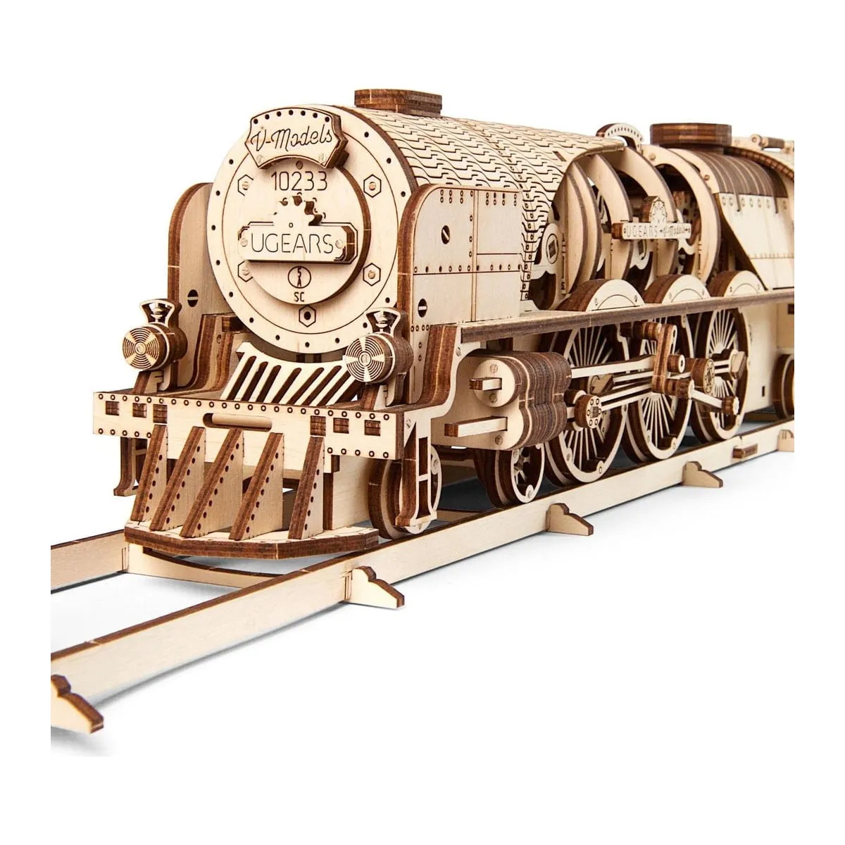 Avant d'une locomotive à vapeur en bois sur ses rails, chasse-pierres et roues motrices