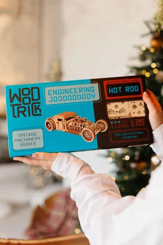 La boîte bleue du kit Hot Rod Wood Trick, niveau 3 et 280 pièces, tenue à deux mains