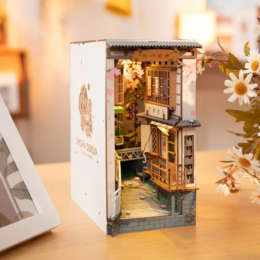 Le book nook vu de trois quarts, sa couverture façon livre à gauche, avec des fleurs