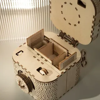 Gros plan sur l'intérieur de la boîte ouverte et le mécanisme de la serrure